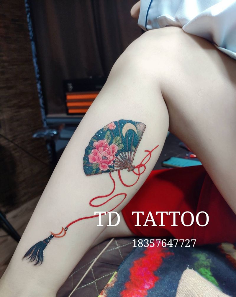 古典风耐看扇子纹身图片_腿部纹身图案