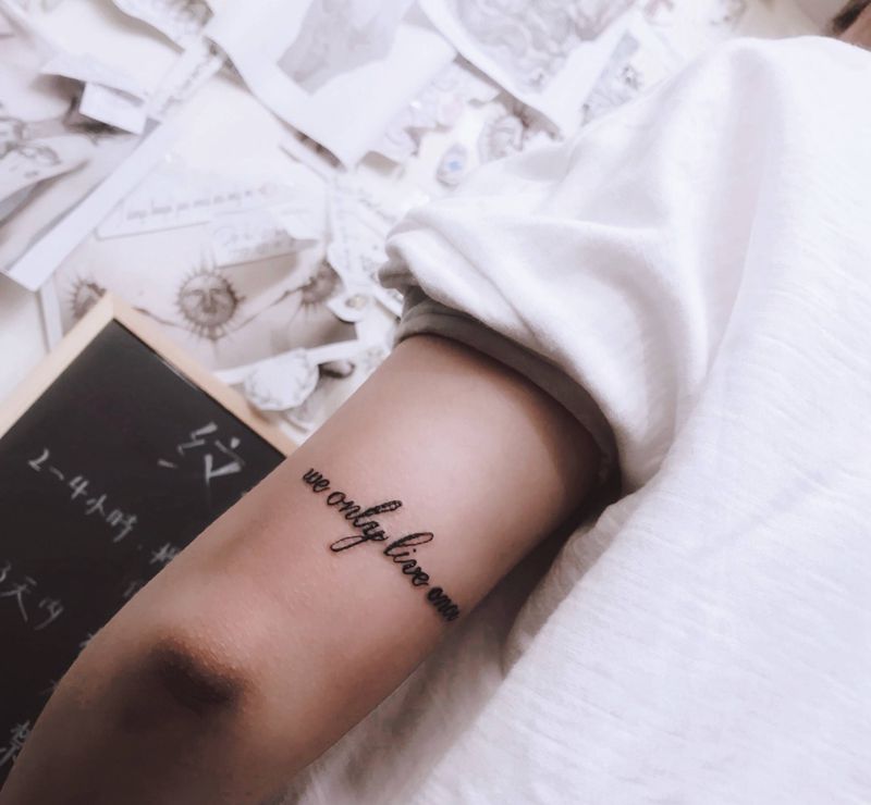 臂后字母纹身图片
