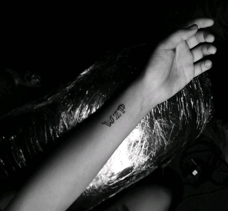 小字母纹身图片_手部纹身图案