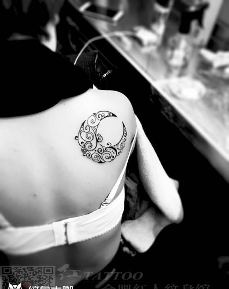 月牙遮盖胎记纹身图片
