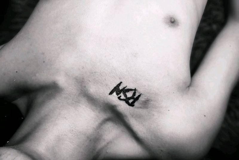 妈妈纹身图片_胸部纹身图案