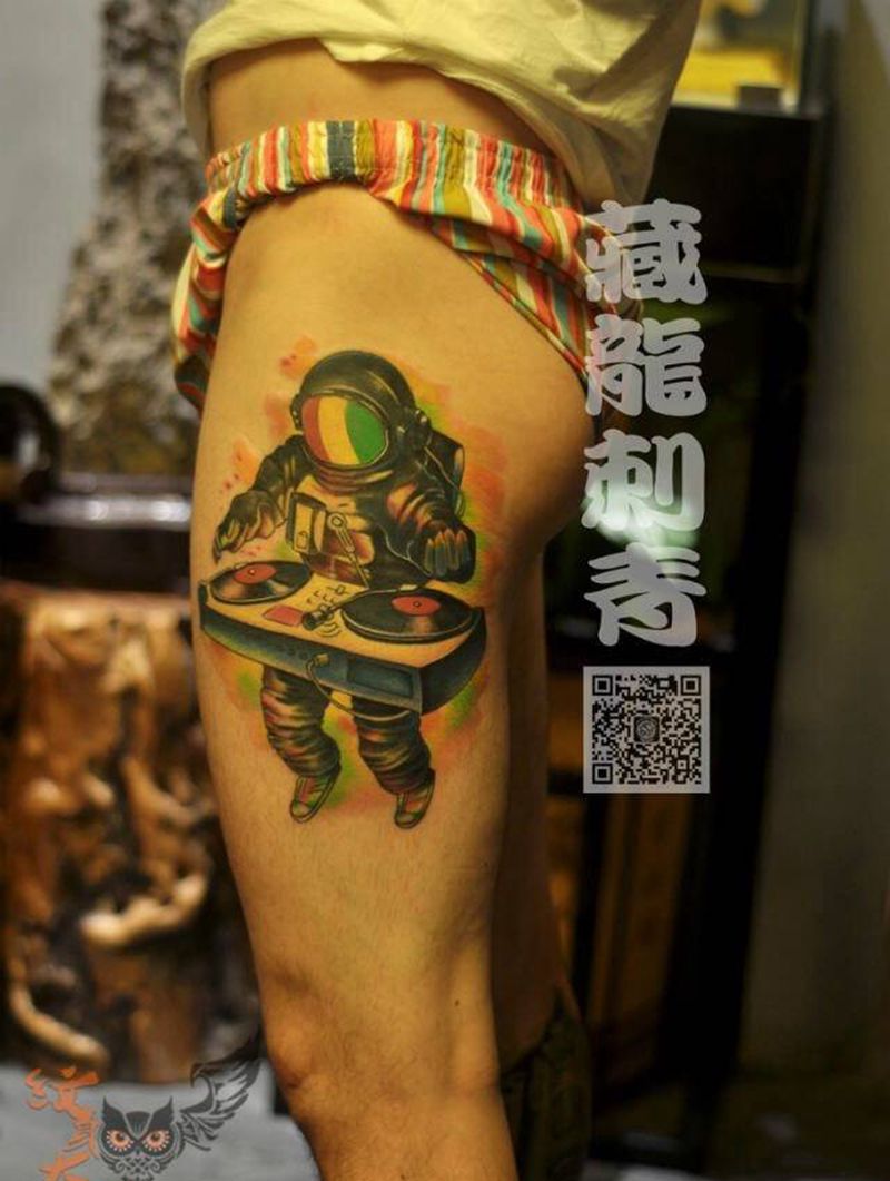 宇航员纹身图片_成品腿部欧美人物纹身图案