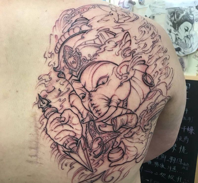 后背象神线条纹身图片