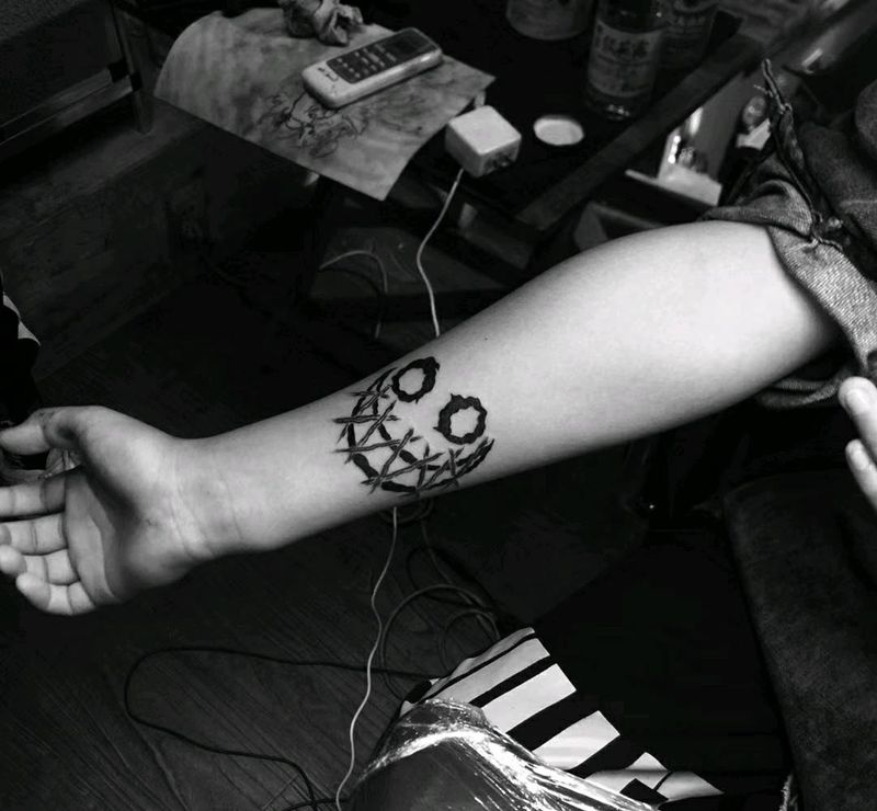 笑脸纹身图片_手臂纹身图案