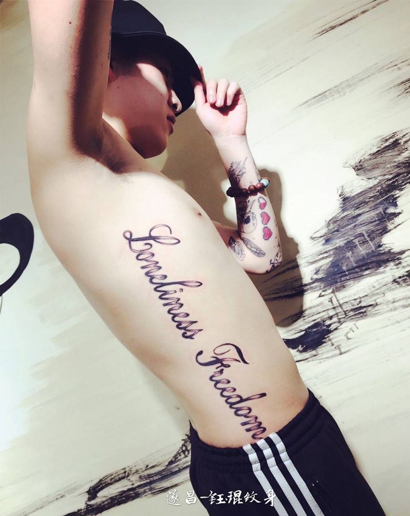 侧腰英文渐变纹身图片