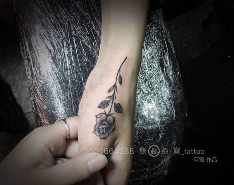 小清新，玫瑰纹身图片