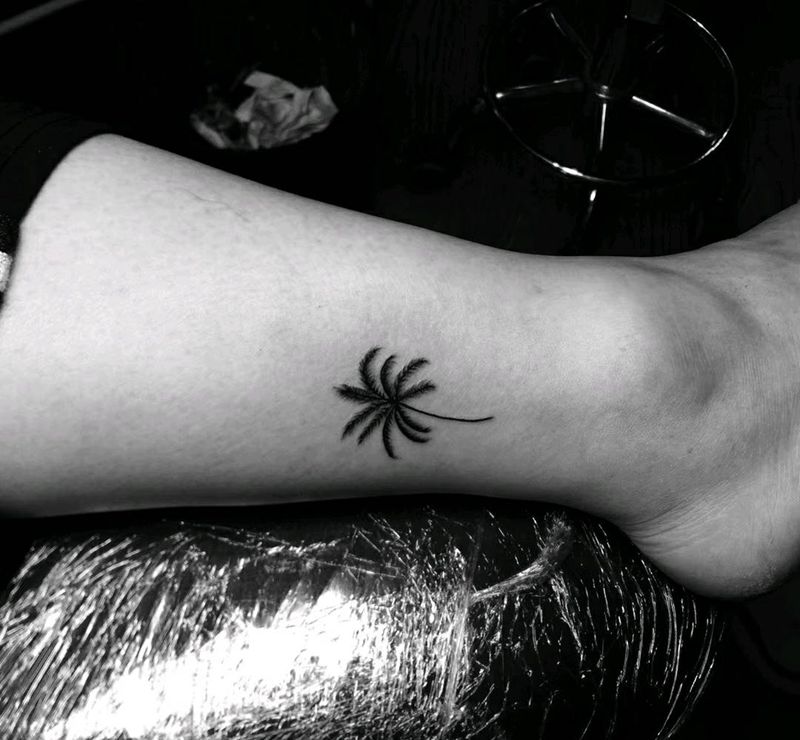 椰子树纹身图片_腿部纹身图案