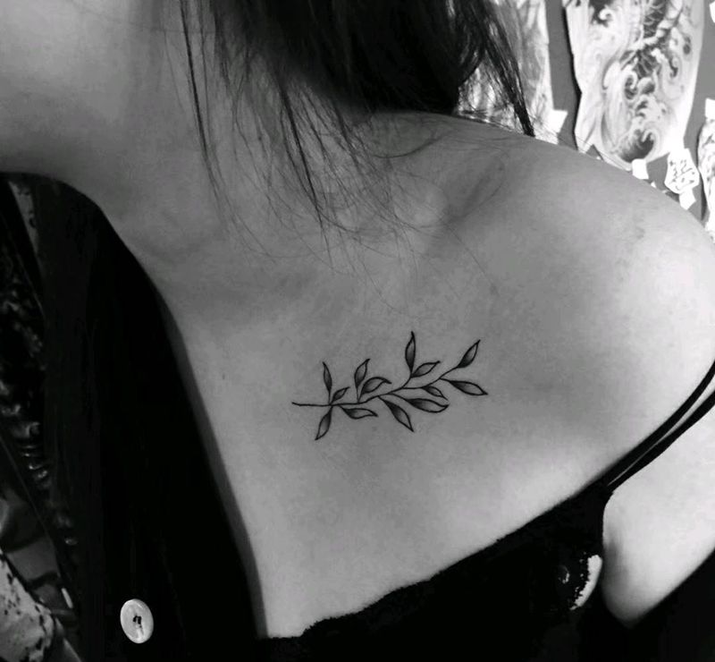 小叶子纹身图片_胸部纹身图案