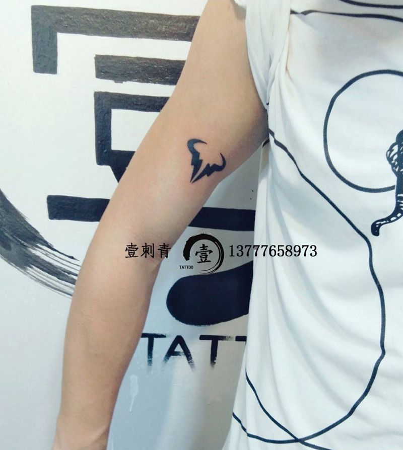 小牛角纹身图片