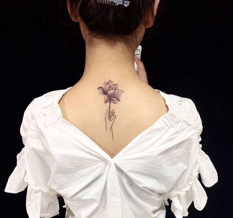 美女颈后花刺青纹身图片_成品颈部背部传统写实植物人物纹身图案