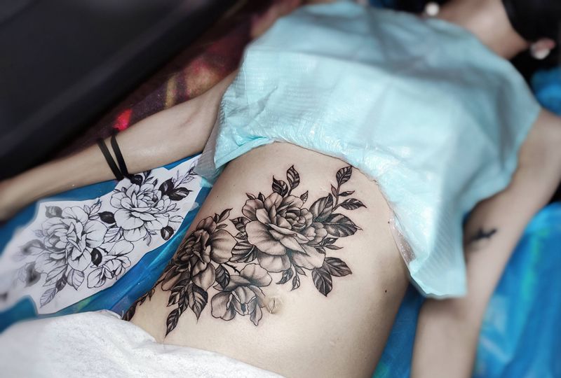 遮盖手术疤纹身图片_腹部纹身图案