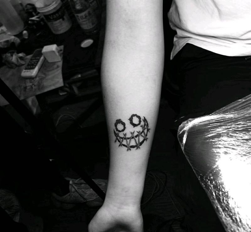 笑脸纹身图片_手臂纹身图案