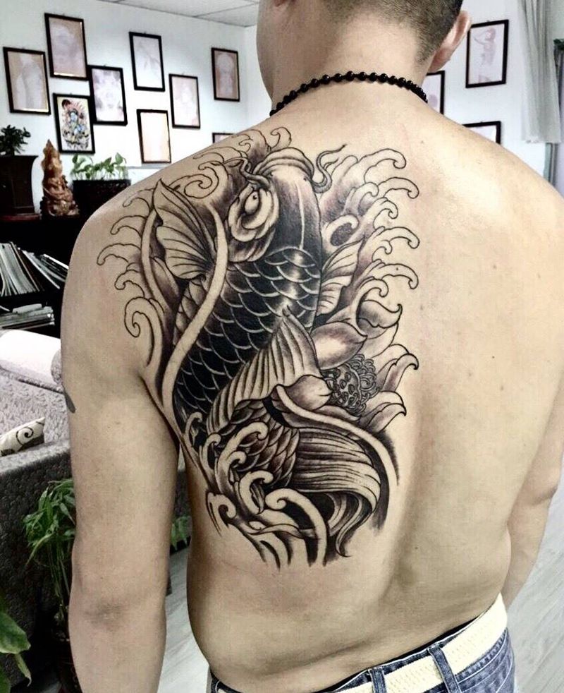 后背鱼纹身图片