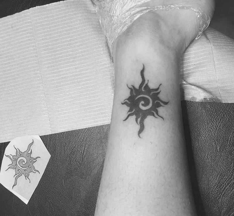 小太阳纹身图片