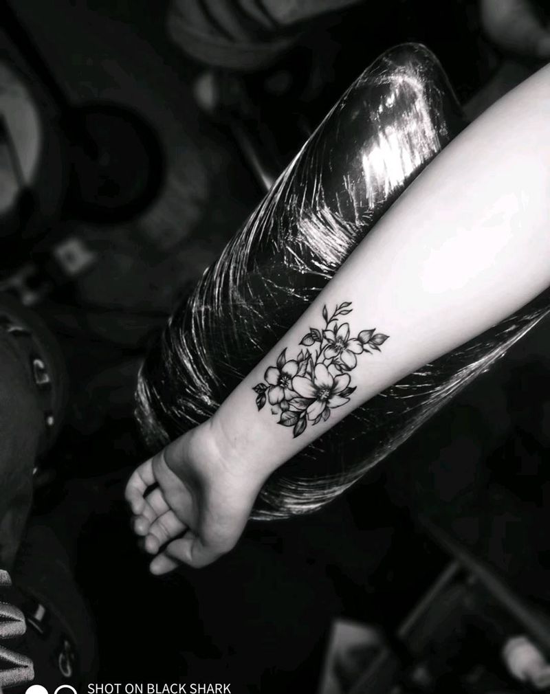 小花花纹身图片_手部纹身图案