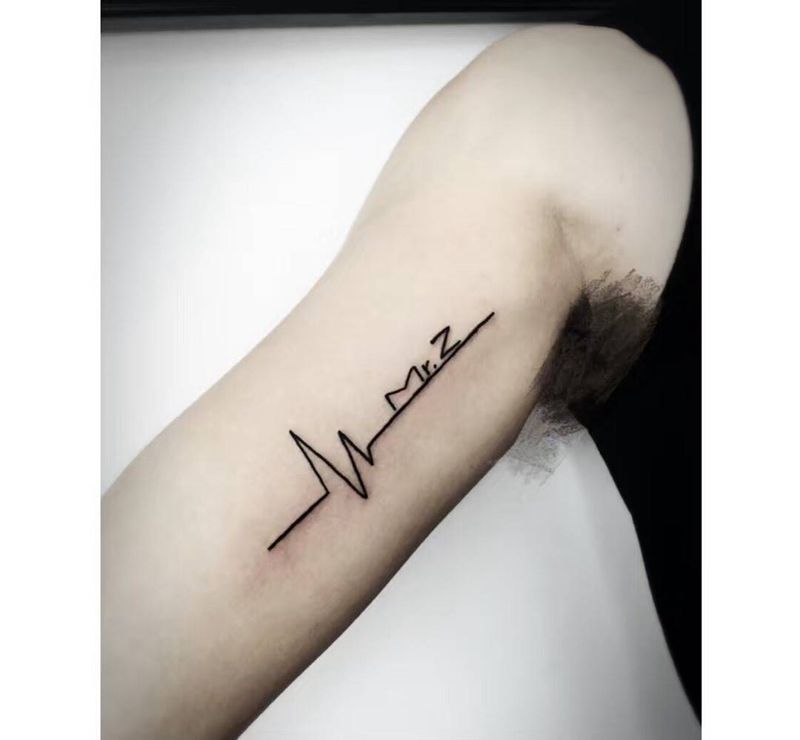 大臂内侧心电图纹身图片