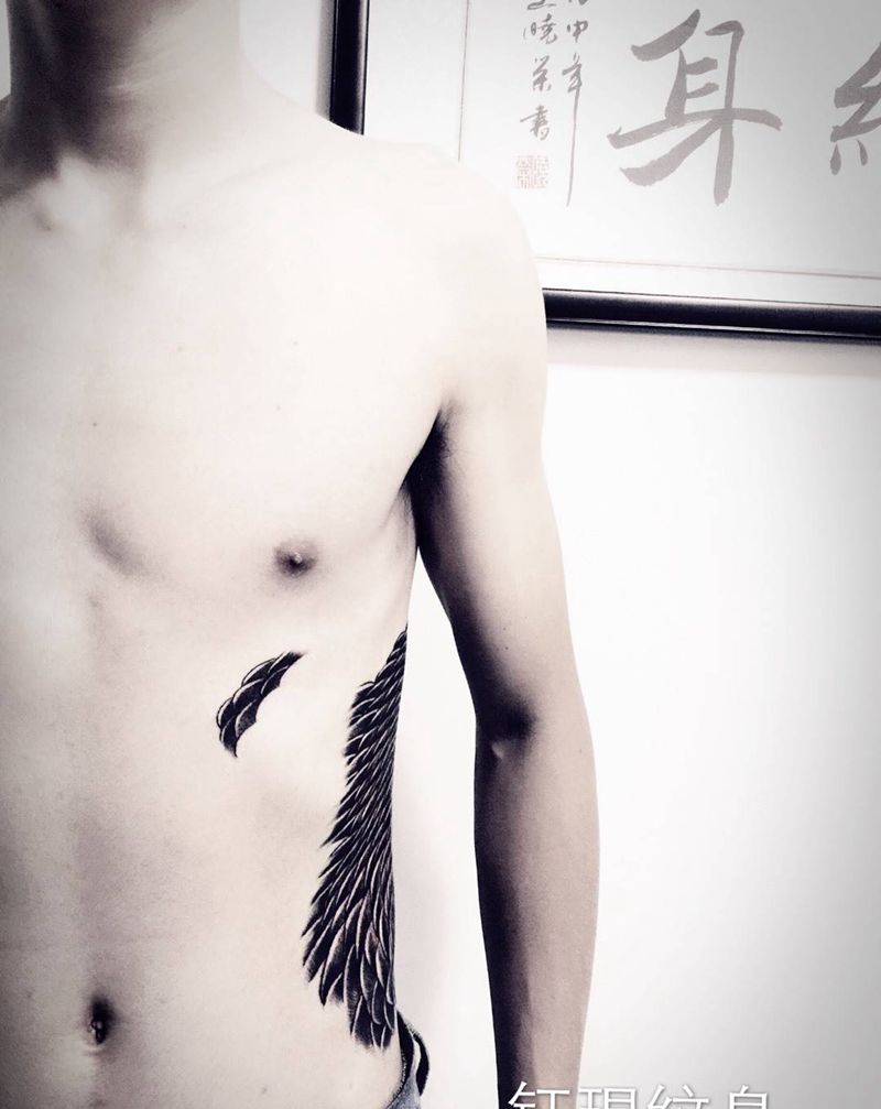 侧腰鱼鳞纹身图片