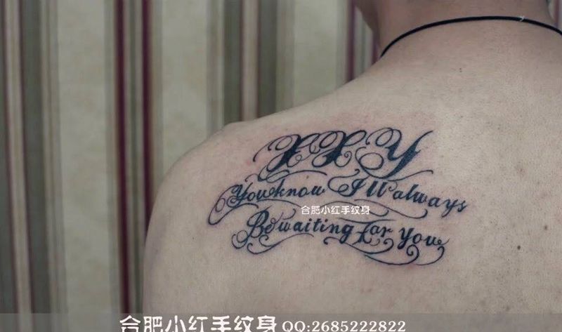 后背字母纹身图片