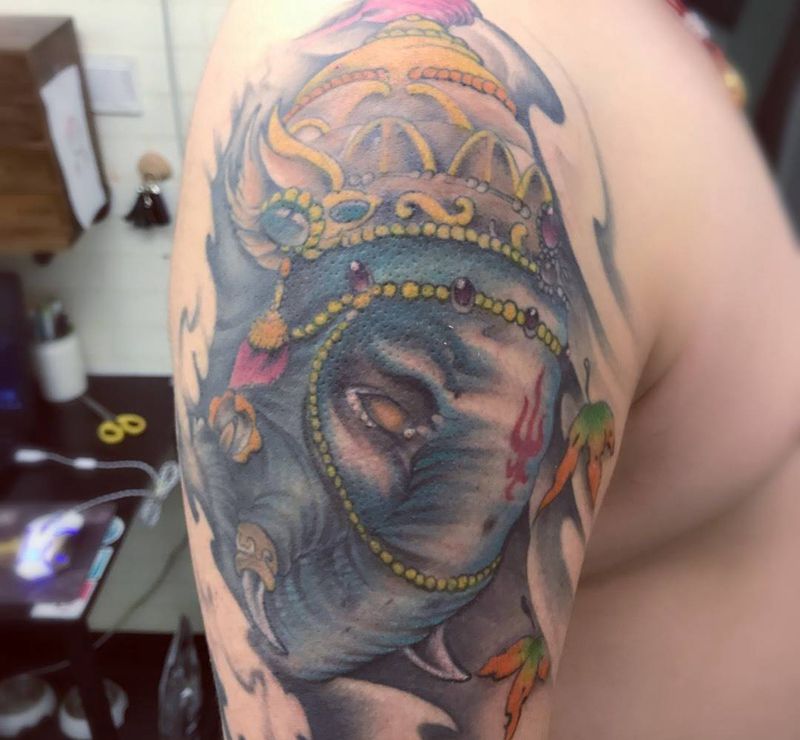 大臂彩象神纹身图片