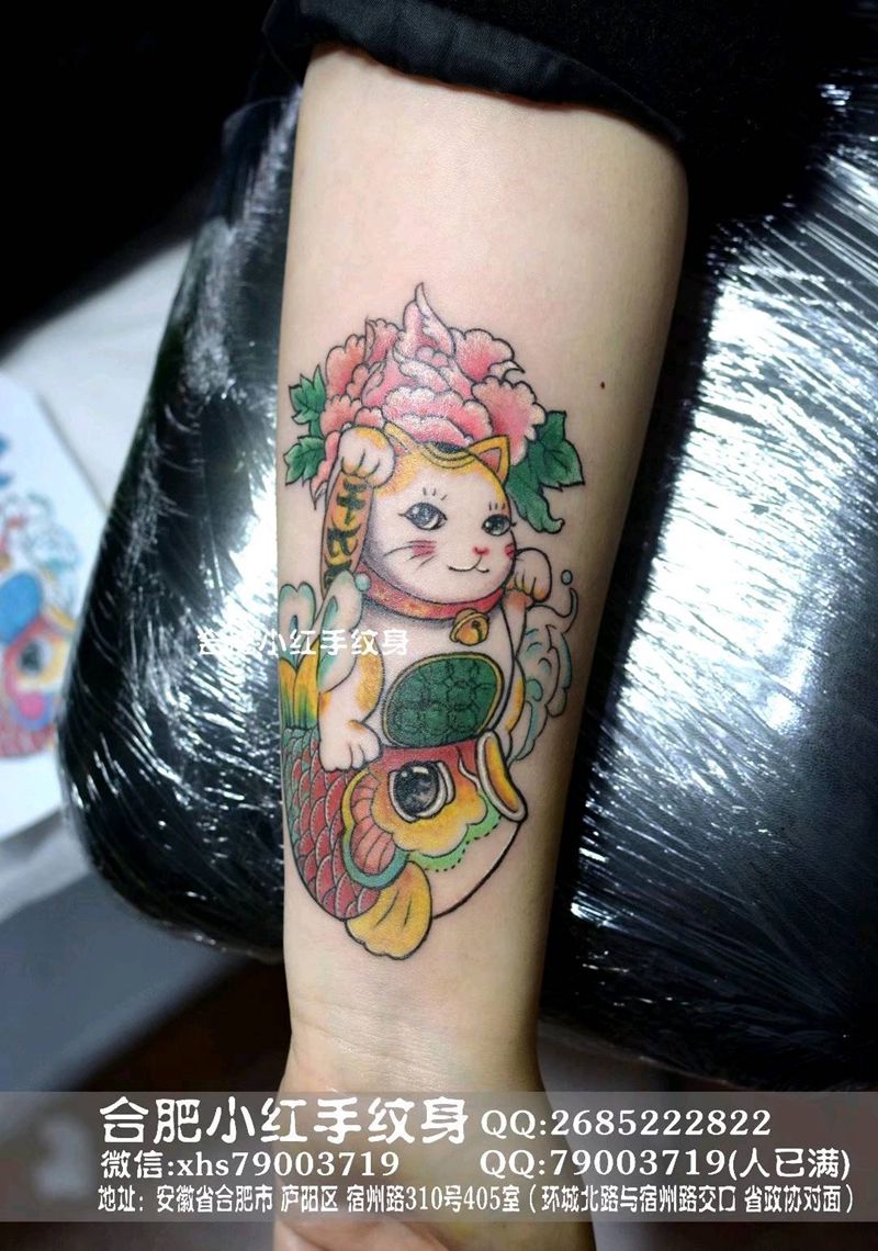 小臂招财猫纹身图片_手臂纹身图案