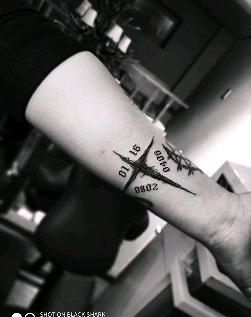 十字架纹身图片_手臂纹身图案