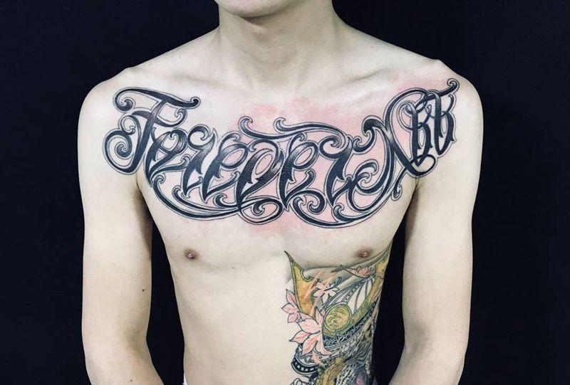 英文花胸纹身图片_胸部老传统新传统纹身图案