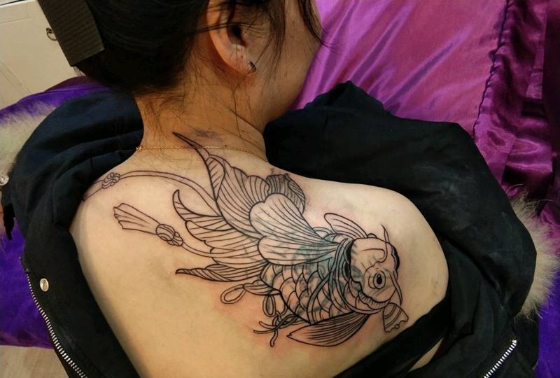 遮盖老纹身纹身图片_肩部背部新传统老传统鱼 锦鲤纹身图案