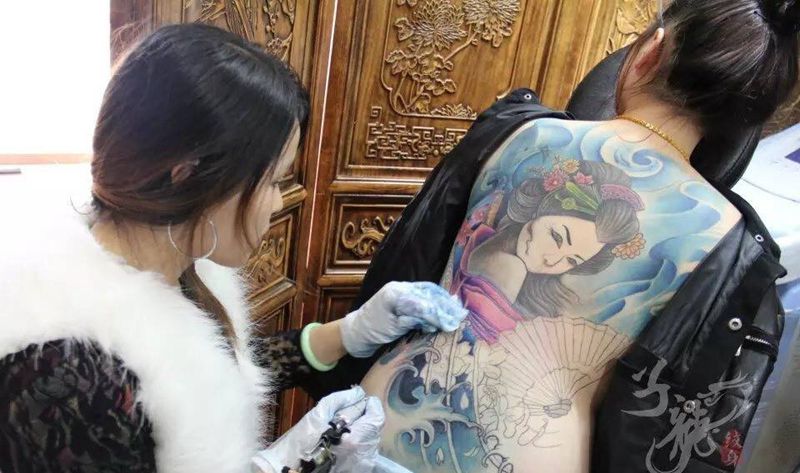 子龙纹身萍萍满背遮盖作品纹身图片