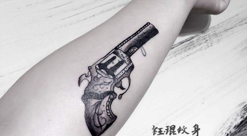小臂手枪遮盖纹身图片