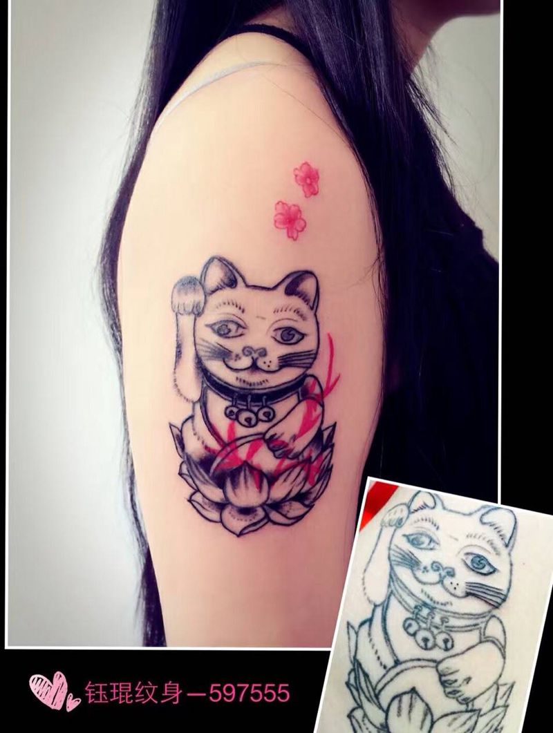 大臂招财猫纹身图片