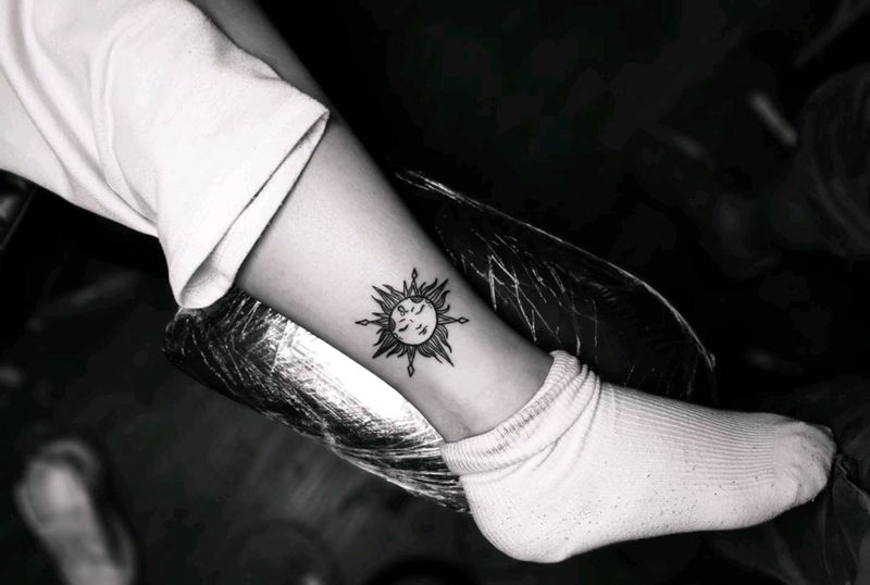 太阳神纹身图片_腿部纹身图案