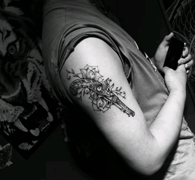 枪花纹身图片_手臂纹身图案