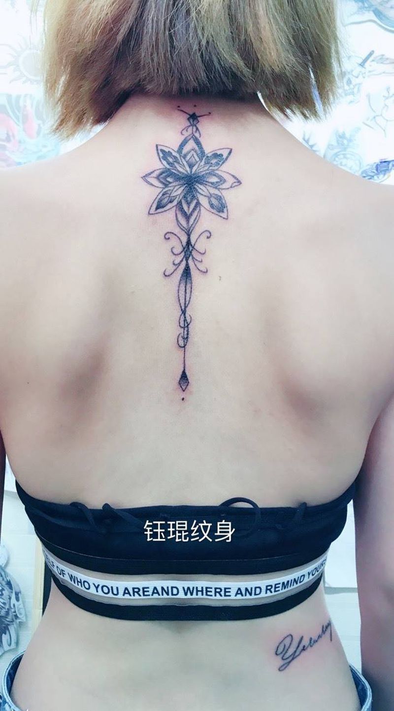 后背梵花纹身图片
