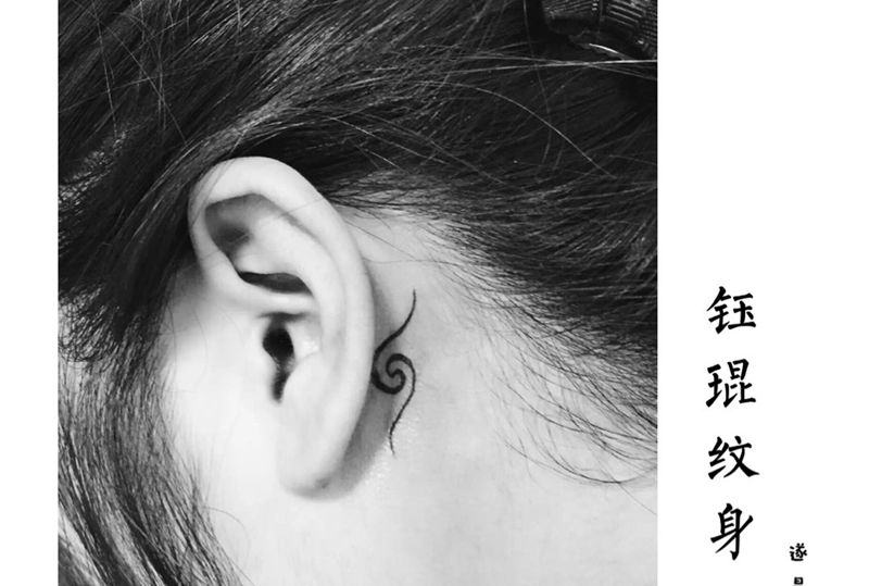 耳后符号纹身图片_字符纹身图案