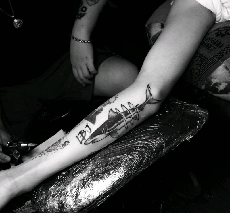 覆盖鲨鱼纹身图片_手臂纹身图案