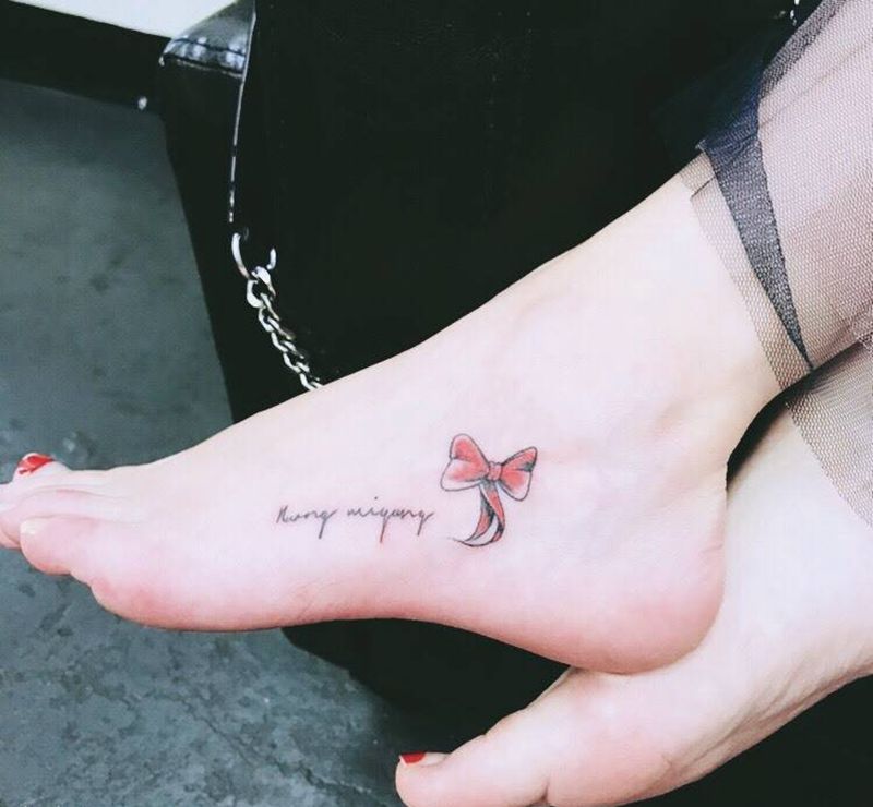 脚步蝴蝶结纹身图片