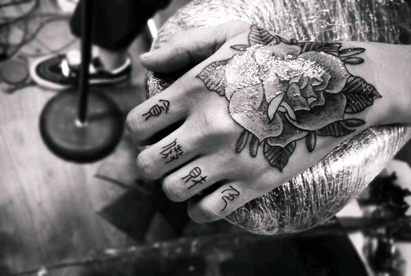 贪财好色纹身图片_手部纹身图案