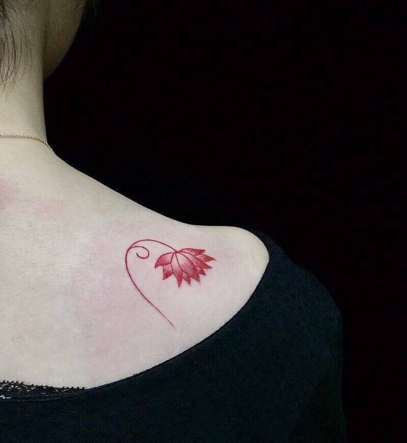 小客人的后肩花刺青纹身图片_成品肩部背部传统清新写实人物植物纹身图案