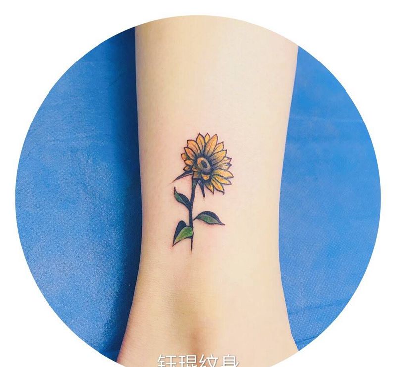 脚踝太阳花纹身图片