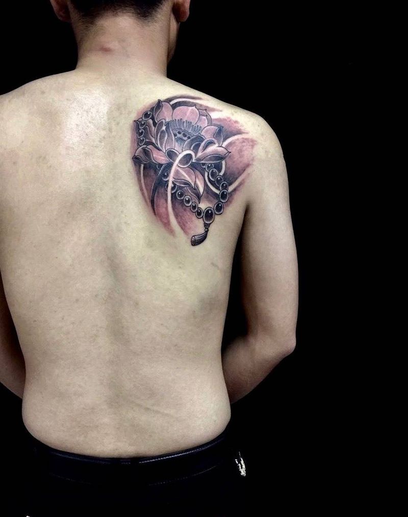 肩部荷花纹身图片_成品肩部植物写实纹身图案