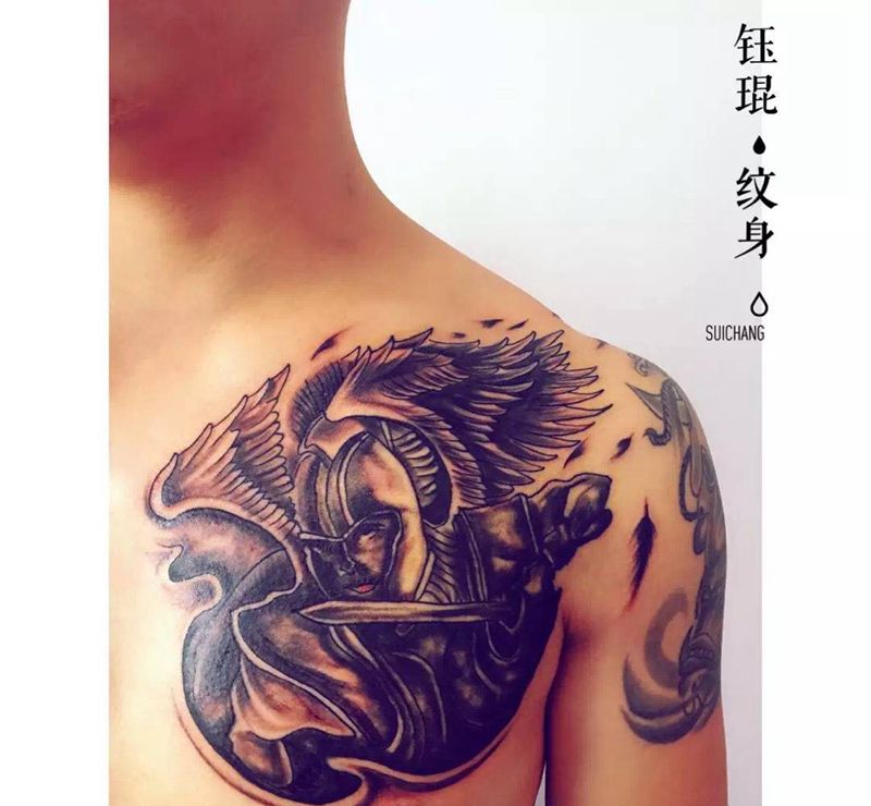 胸口武士纹身图片