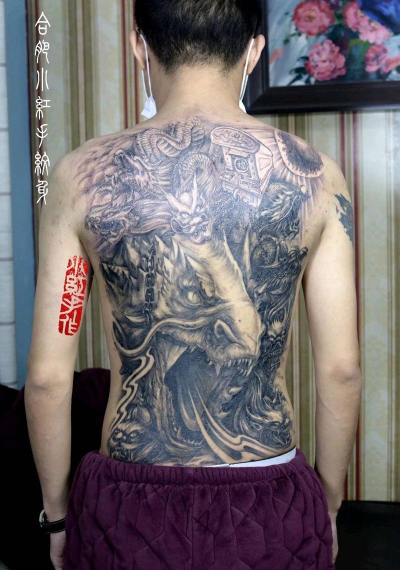 满背九龙拉棺纹身图片_背部纹身图案