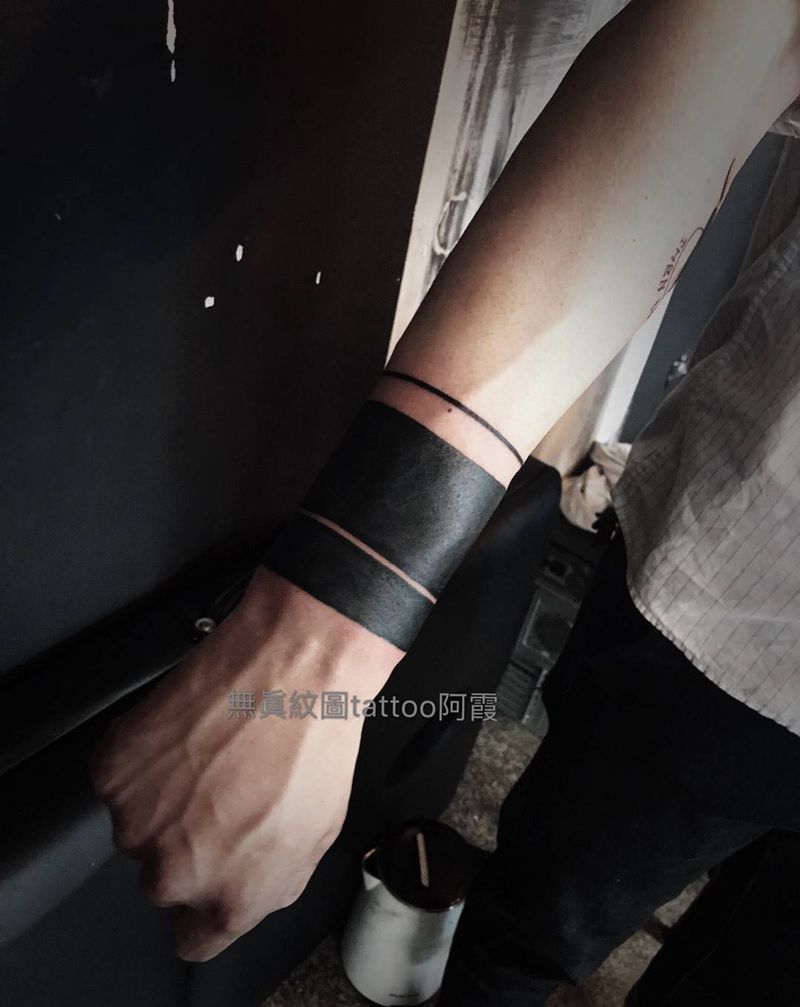 黑暗风，黑臂，臂环，英文添加纹身图片