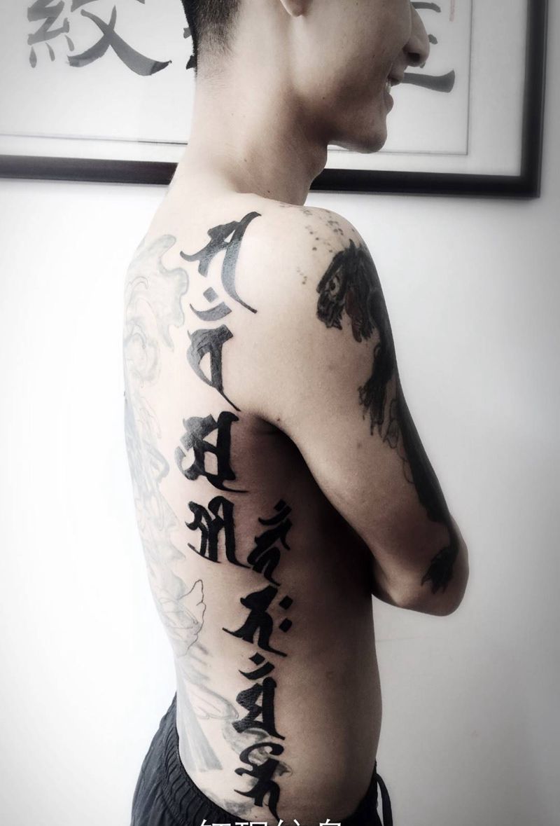 侧腰经文纹身图片