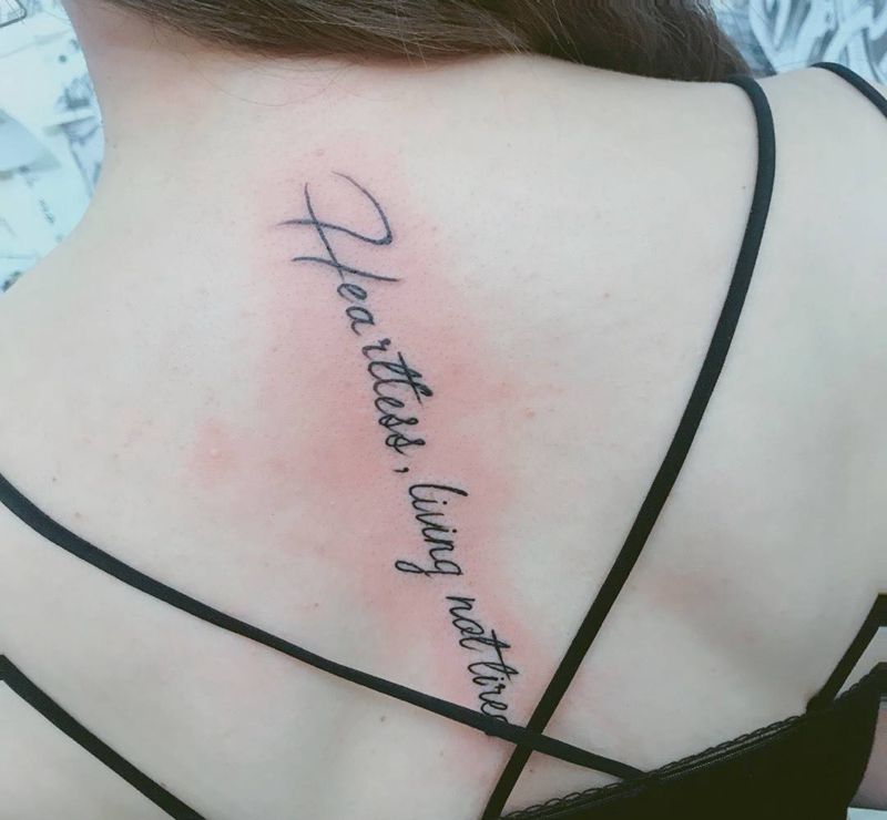 热门位置脊椎纹身图片