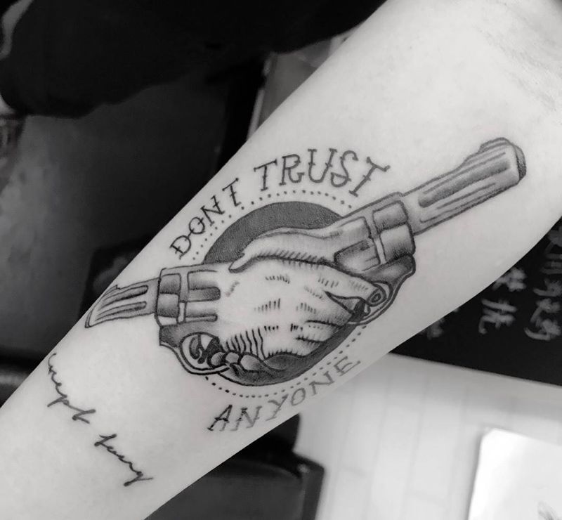 手臂手枪纹身图片