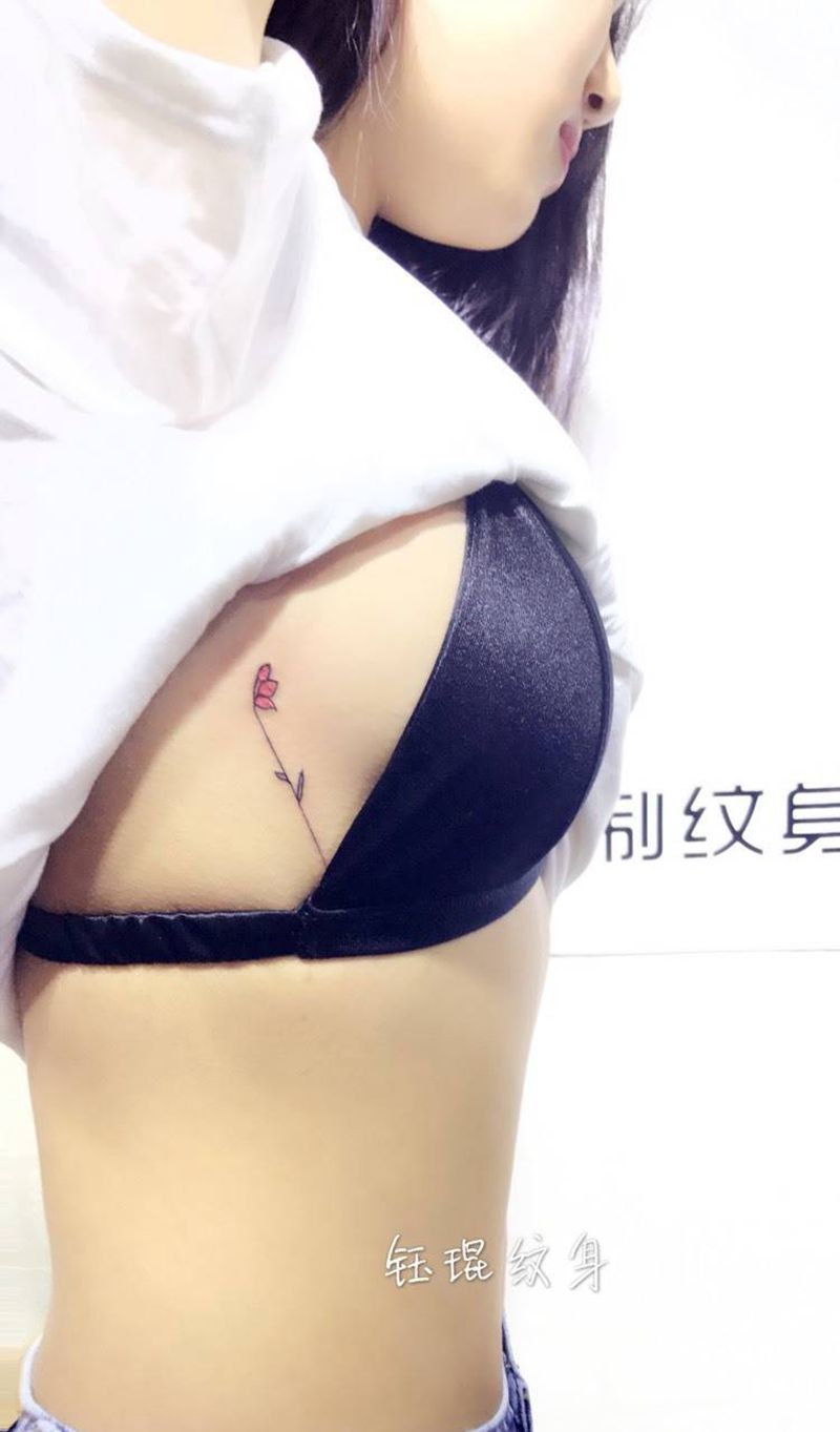 胸侧花纹身图片