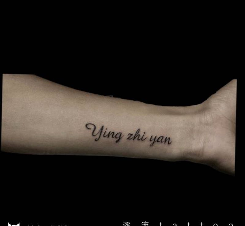 字母纹身图片_手部花体字纹身图案