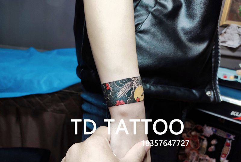 老传统小臂环纹身图片_手部老传统纹身图案