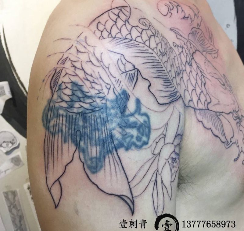 遮盖鲤鱼纹身图片